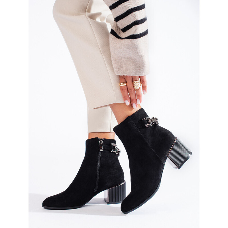 Praktické dámské černé kotníčkové boty na širokém podpatku