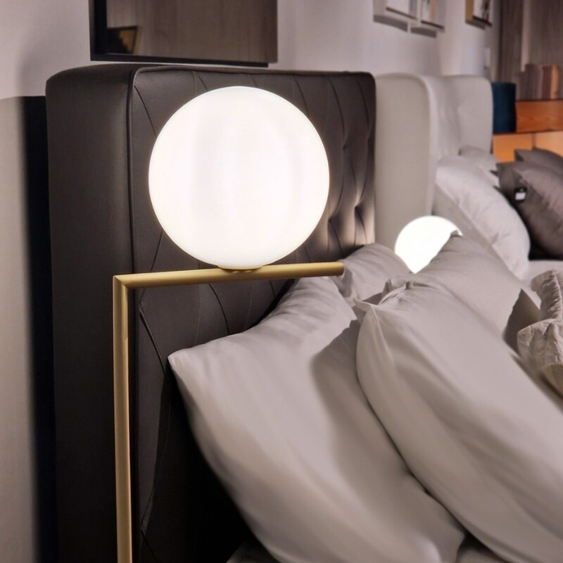 Skleněná stojací lampa Miotto Emelia 125 cm s mosazným podstavcem