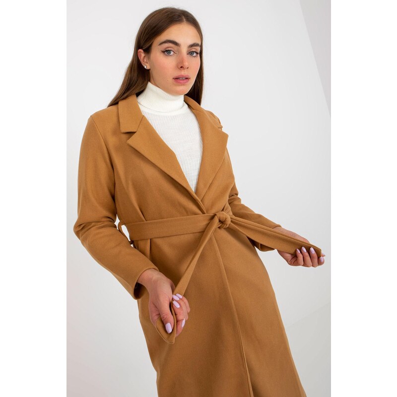 MladaModa Dlouhý kabát s páskem model 31232 barva camel