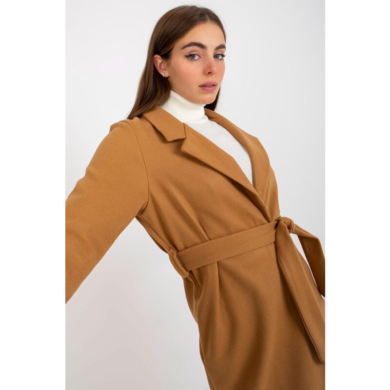 MladaModa Dlouhý kabát s páskem model 31232 barva camel