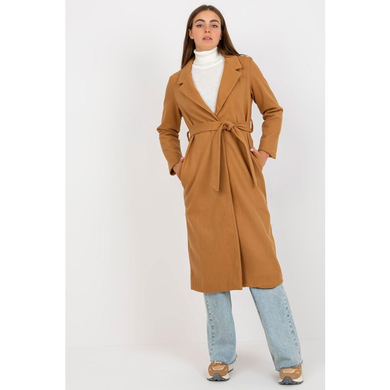 MladaModa Dlouhý kabát s páskem model 31232 barva camel