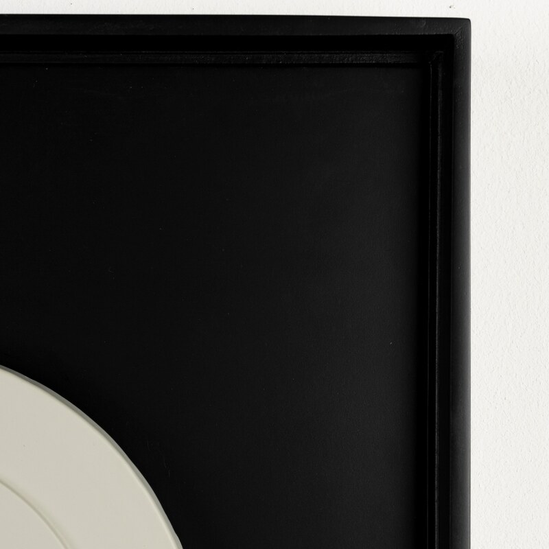 Černobílý reliéfní obraz ZUIVER AUGUST 64 x 52 cm