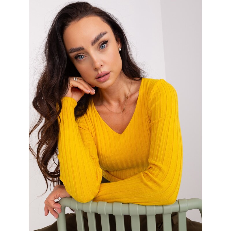 Fashionhunters Tmavě žlutý vypasovaný klasický dámský svetr