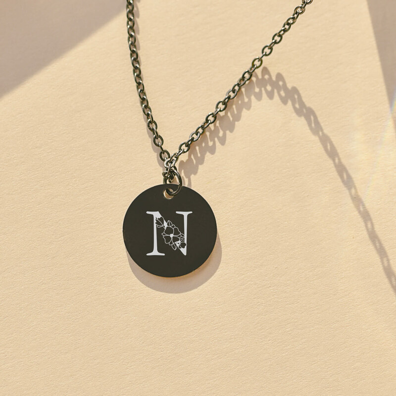 MIDORINI.CZ personalizovaný náhrdelník ZDOBENÁ INICIÁLA dle vlastního výběru, chirurgická ocel