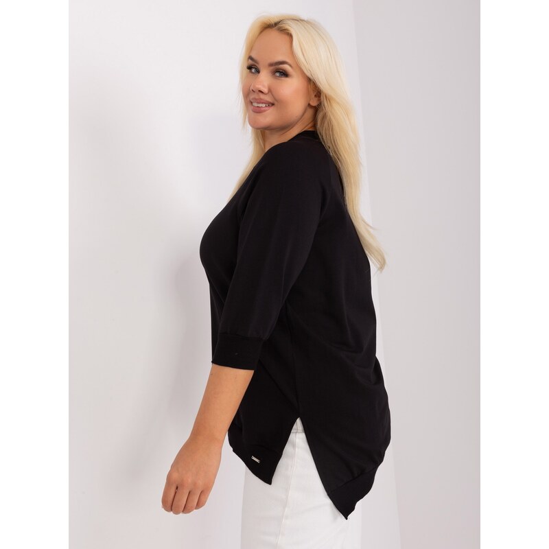 Fashionhunters Černá halenka plus size s nášivkou