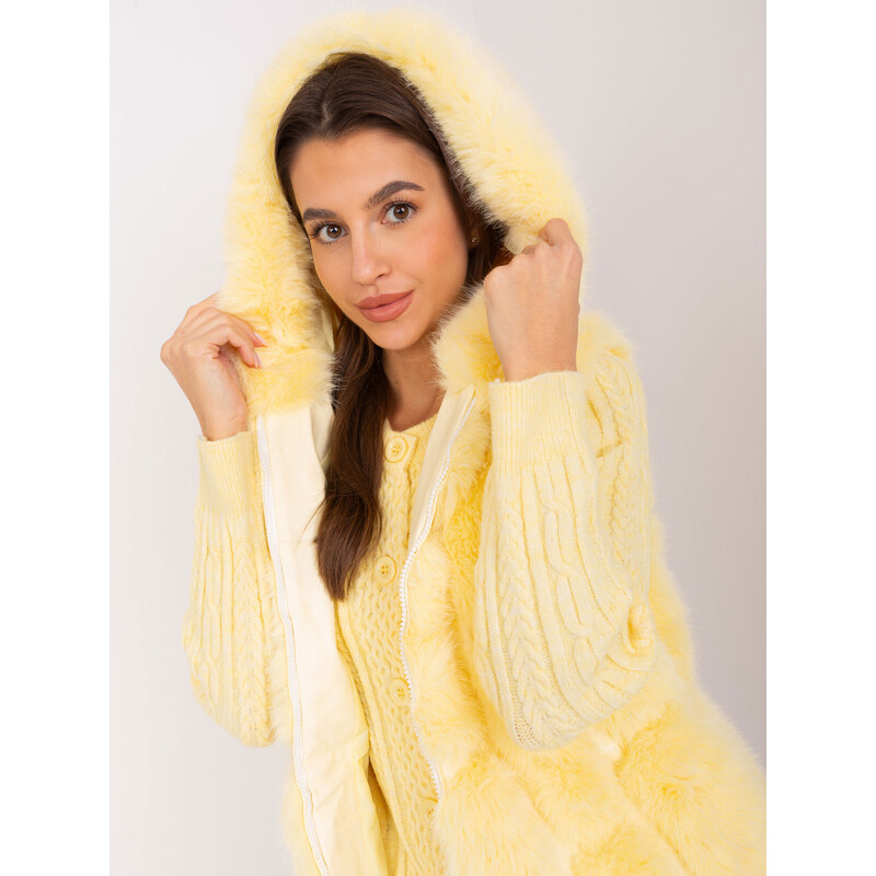 Fashionhunters Světle žlutá kožešinová vesta s kapucí