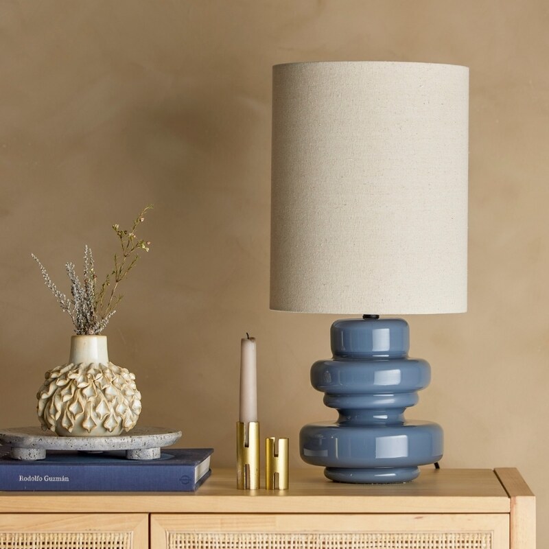 Modrá skleněná stolní lampa Bloomingville Fabiola se lněným stínidlem