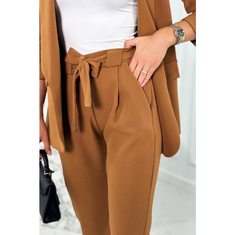 MladaModa Elegantní souprava saka a kalhot s mašlí vpředu model 9968K barva camel