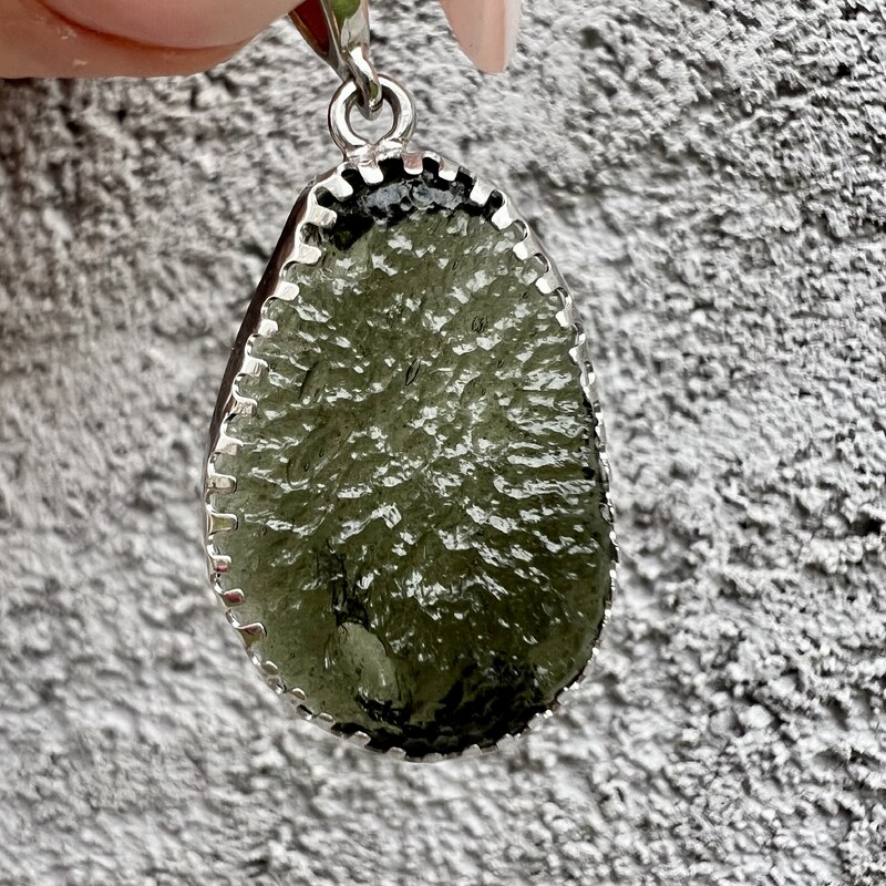 Granát Stříbrný originální přívěsek se surovým vltavínem, varianta 1