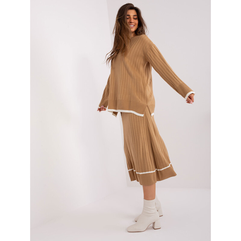 Fashionhunters Velbloudí žebrovaný pletený komplet se sukní