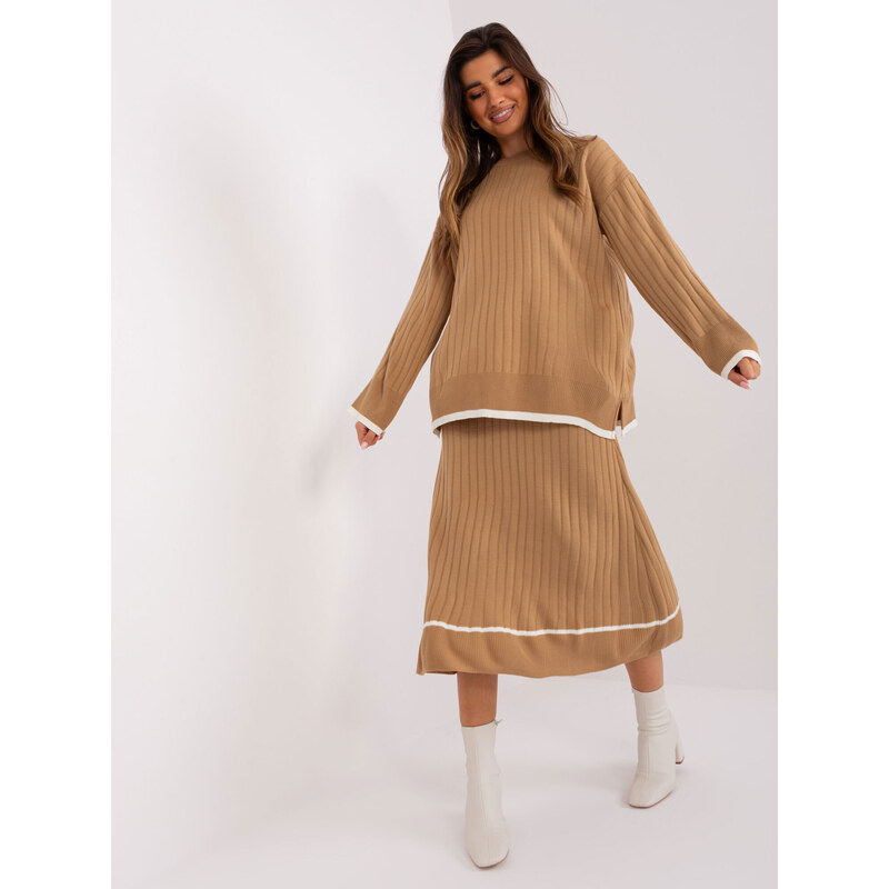Fashionhunters Velbloudí žebrovaný pletený komplet se sukní