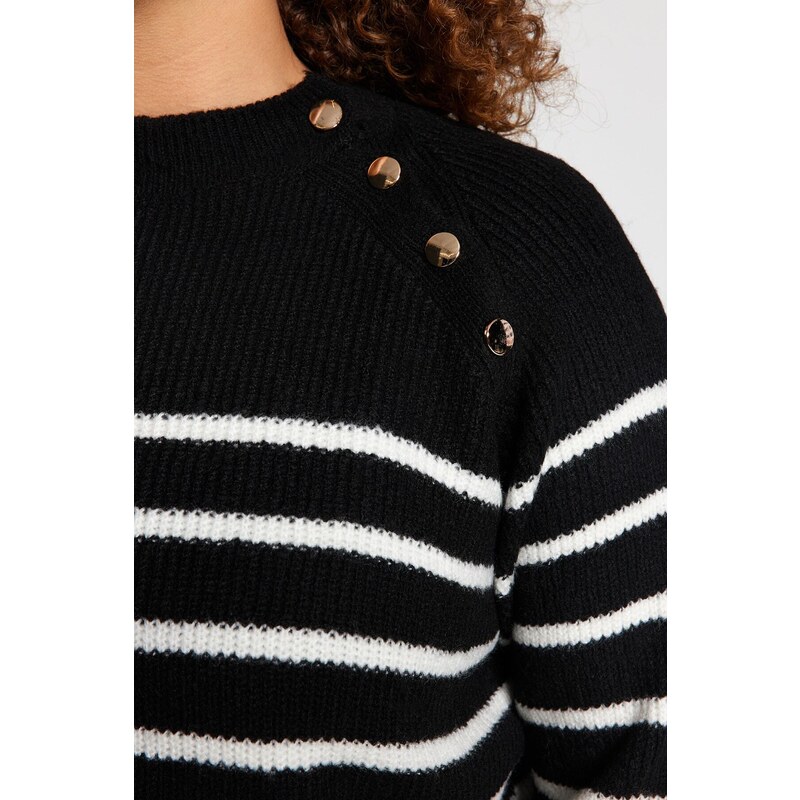 Trendyol Curve Black Striped Gold Button Detailní pletený svetr