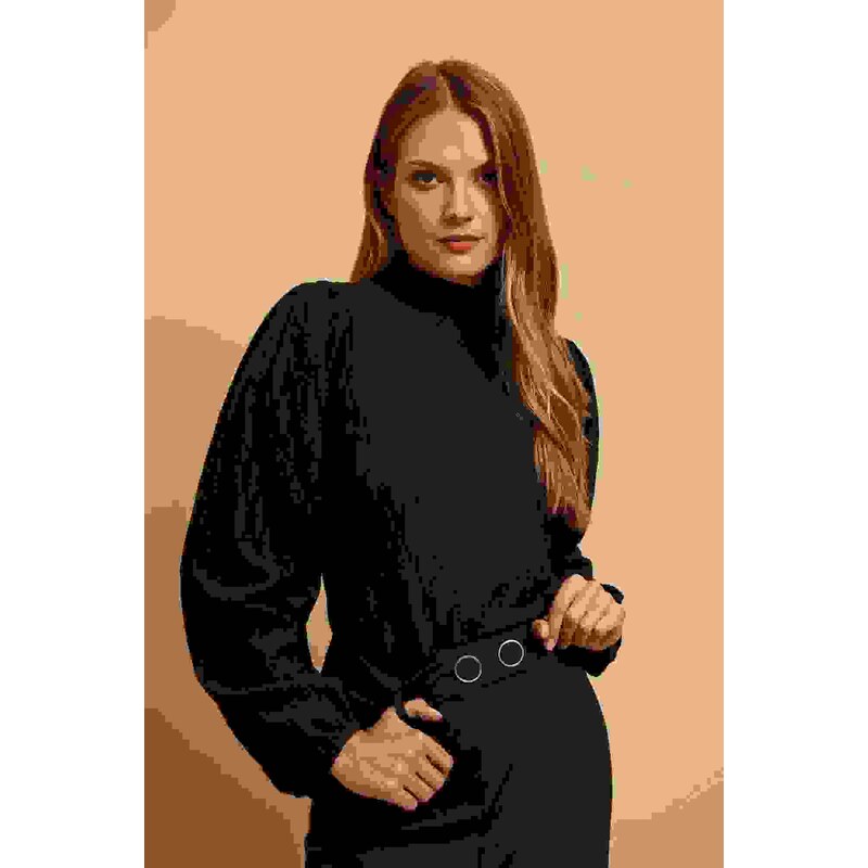 Marisse Halenka s rolákem a nabíranými rukávy