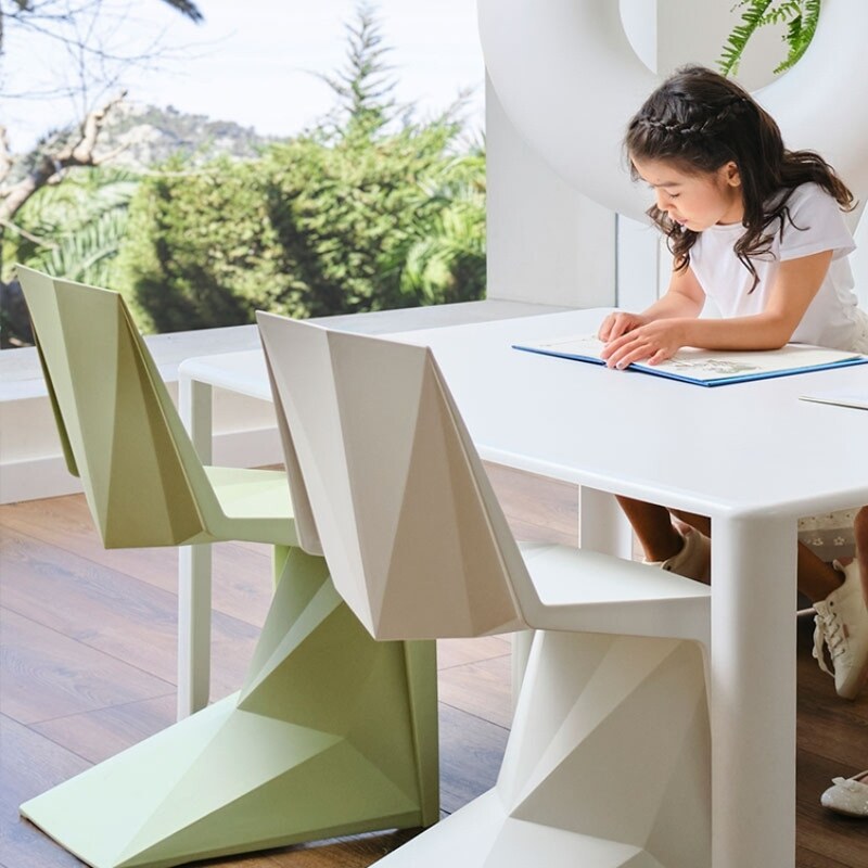 VONDOM Bílá plastová dětská jídelní židle VOXEL MINI