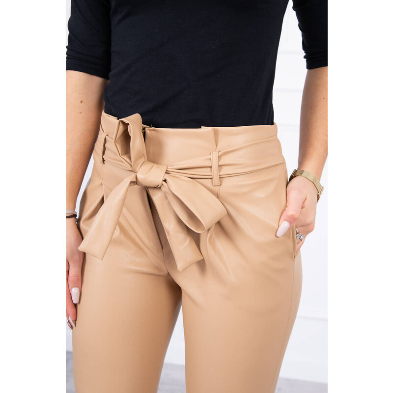 K-Fashion Kožené kalhoty zavazované vpředu v béžové barvě