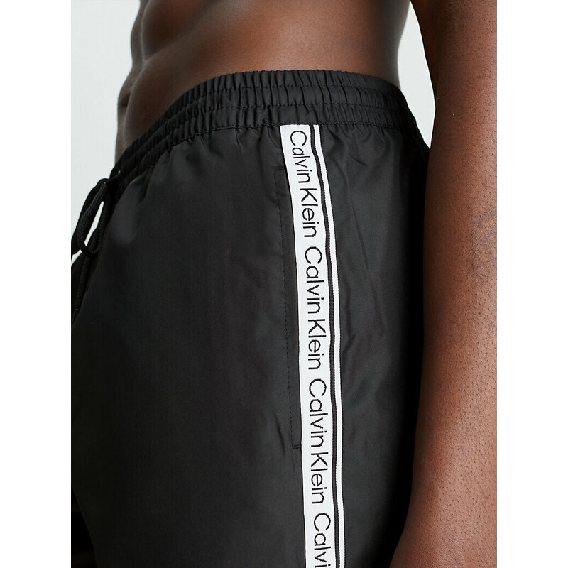 Pánské plavky Medium Drawstring Swim Shorts Logo Tape KM0KM00741BEH černá - Calvin Klein