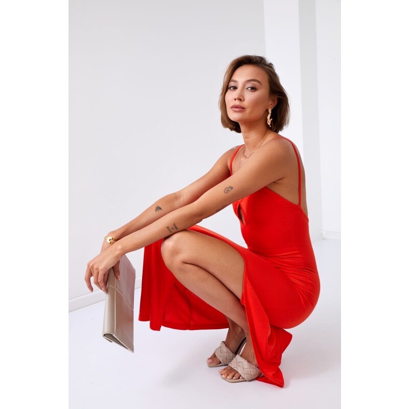 FASARDI Jednoduché maxi šaty na ramínka s cihlově červenou poklopci