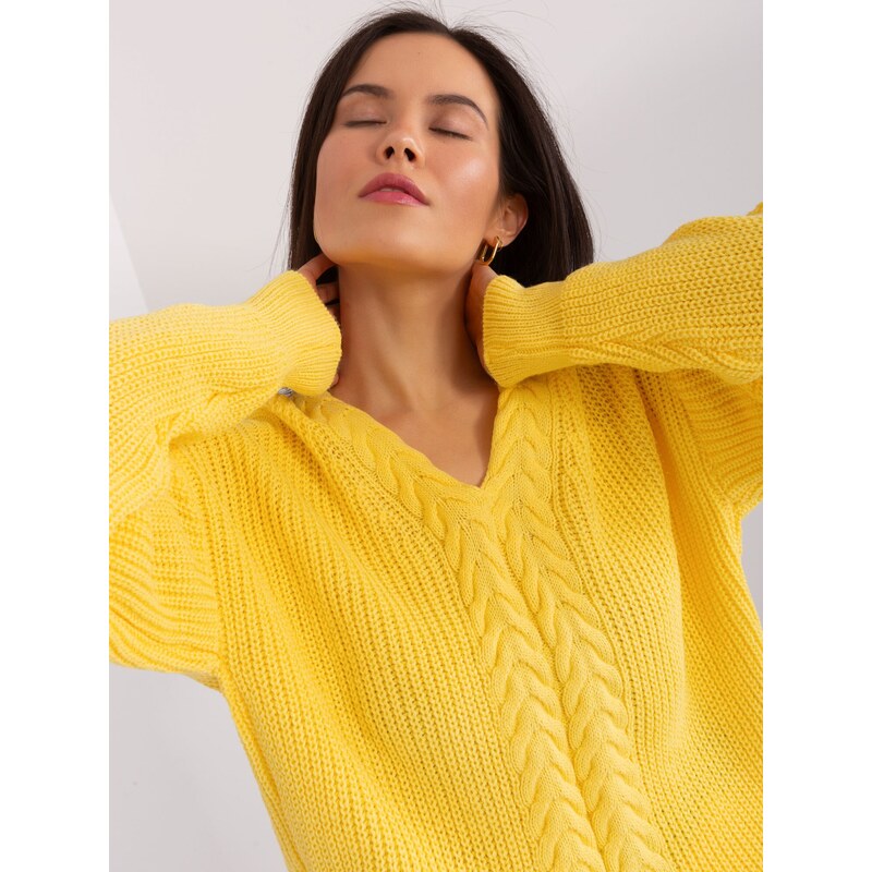Fashionhunters Žlutý dámský klasický svetr s výstřihem