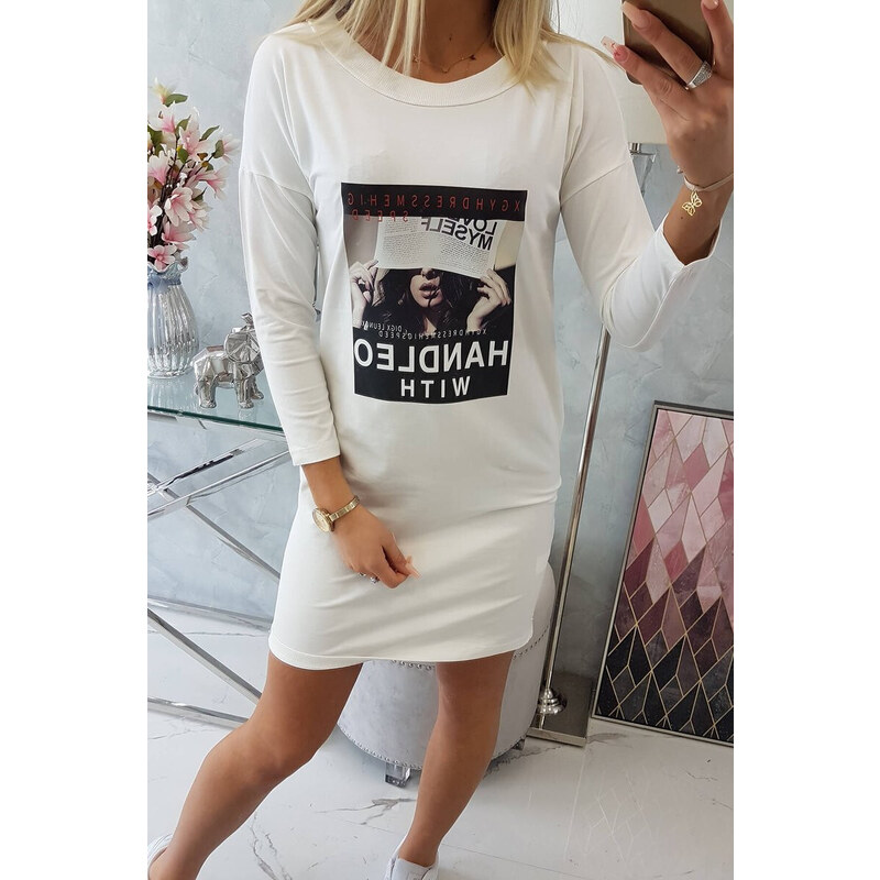 model 18744064 se šaty s potiskem v barvě ecru - K-Fashion