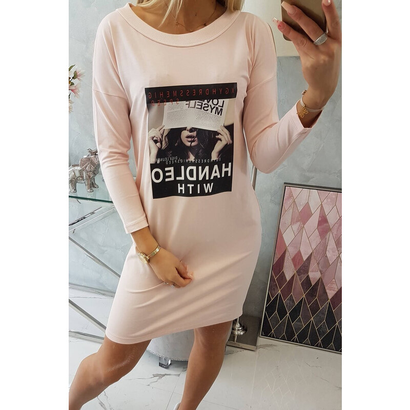 model 18744066 s pudrově růžovými šaty s potiskem - K-Fashion