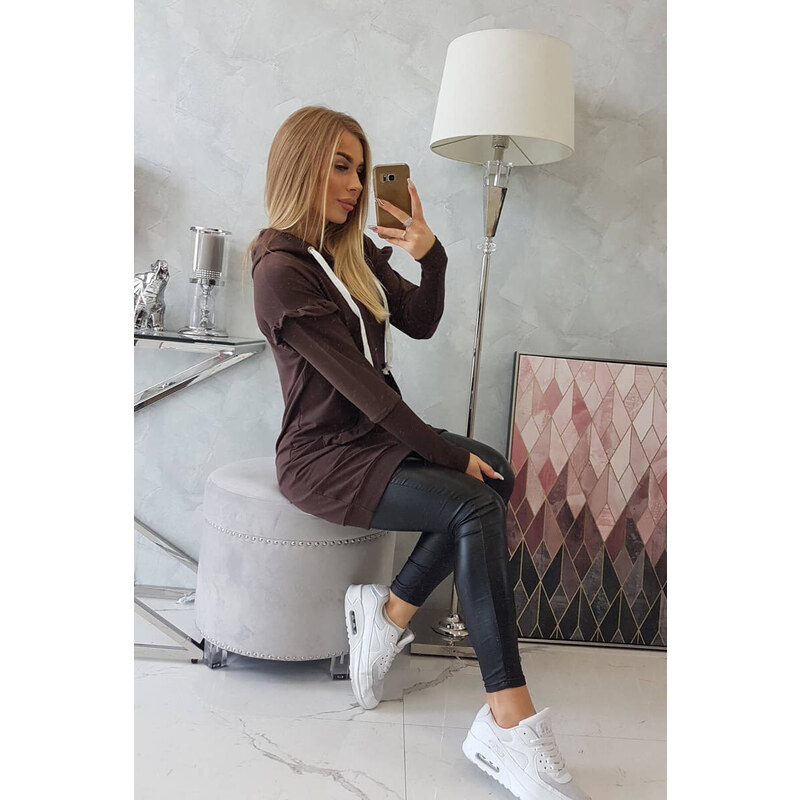 K-Fashion Šaty s ozdobnými volánky a kapucí v hnědé barvě