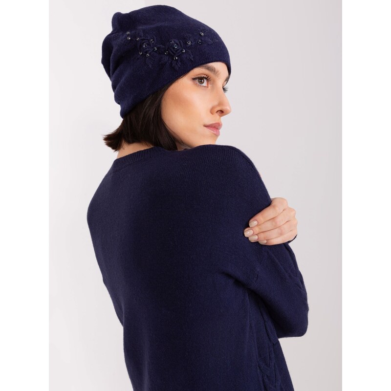 Fashionhunters Námořnická modrá pletená čepice s aplikací