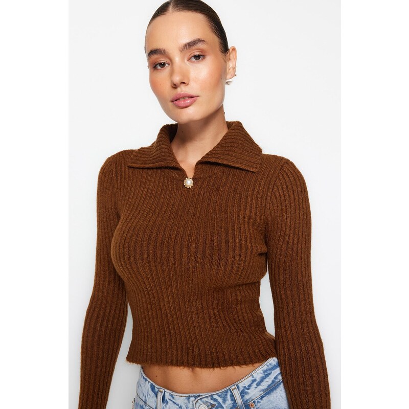 Trendyol Brown Crop Měkký texturovaný pletený svetr s rolákem