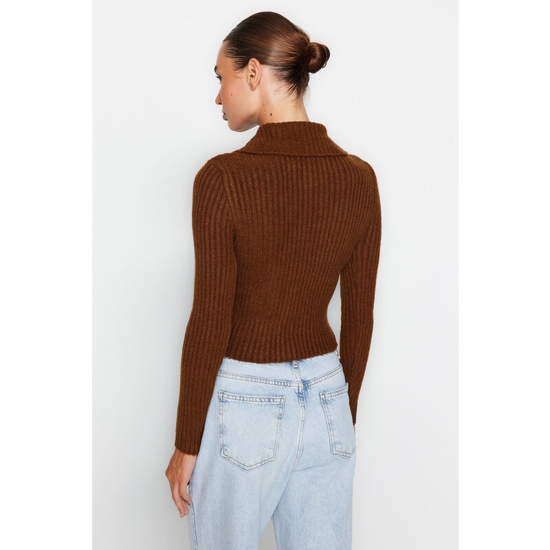 Trendyol Brown Crop Měkký texturovaný pletený svetr s rolákem