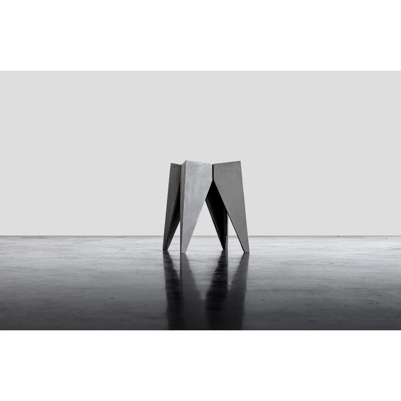 Šedá betonová stolička Lyon Béton Bridge 45 cm