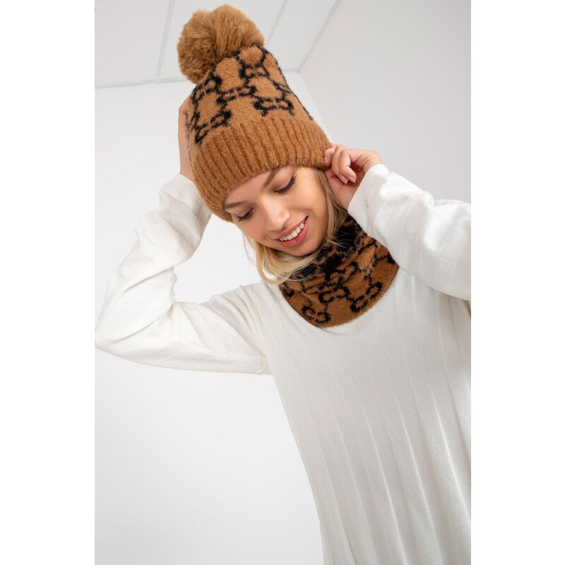 MladaModa Dámská čepice s kožešinkovou bambulí model 1941 barva camel 87374017