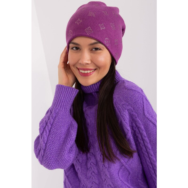 MladaModa Dámská čepice se zirkony model 32585 tmavě fialová