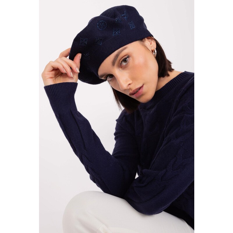 MladaModa Dámská čepice baret s aplikací model 31826 námořnická modrá