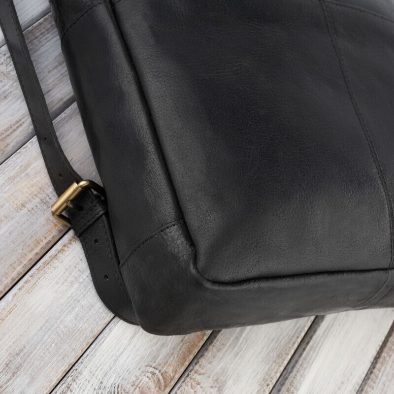 Prémiový kožený batoh na notebook Kabelky od Hraběnky; černá