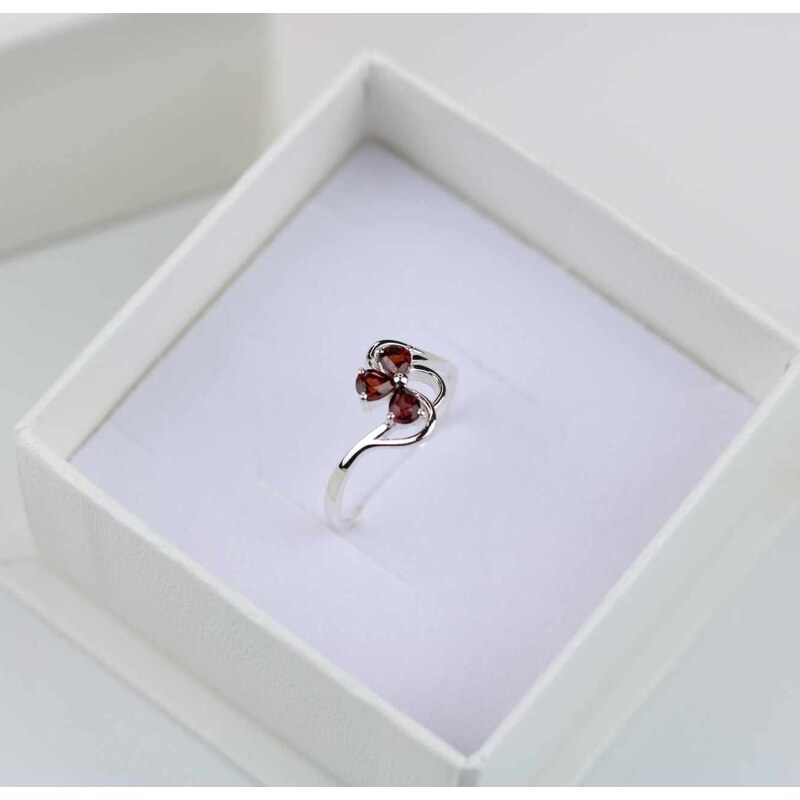 Klenoty Amber Luxusní stříbrný prsten s granátem Trojlístek