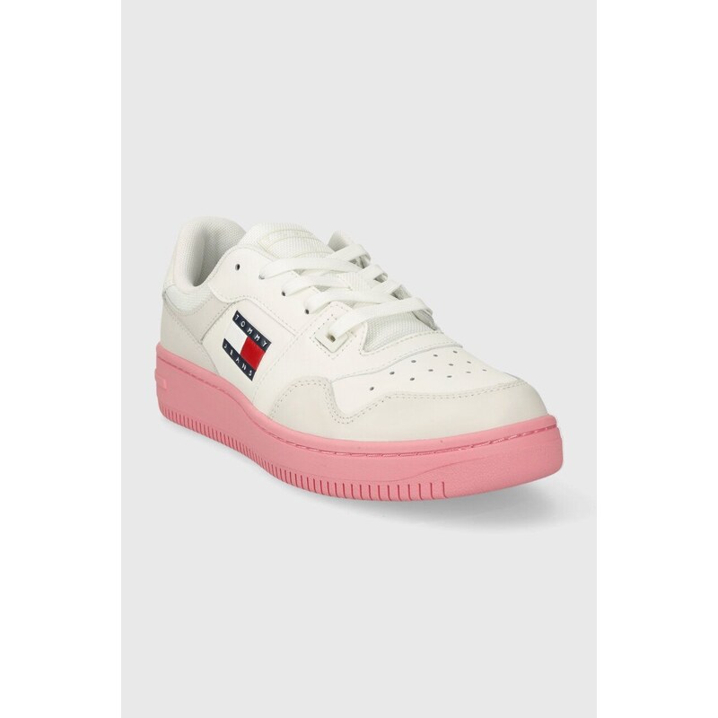 Kožené sneakers boty Tommy Jeans TJW RETRO BASKET ESS bílá barva, EN0EN02505