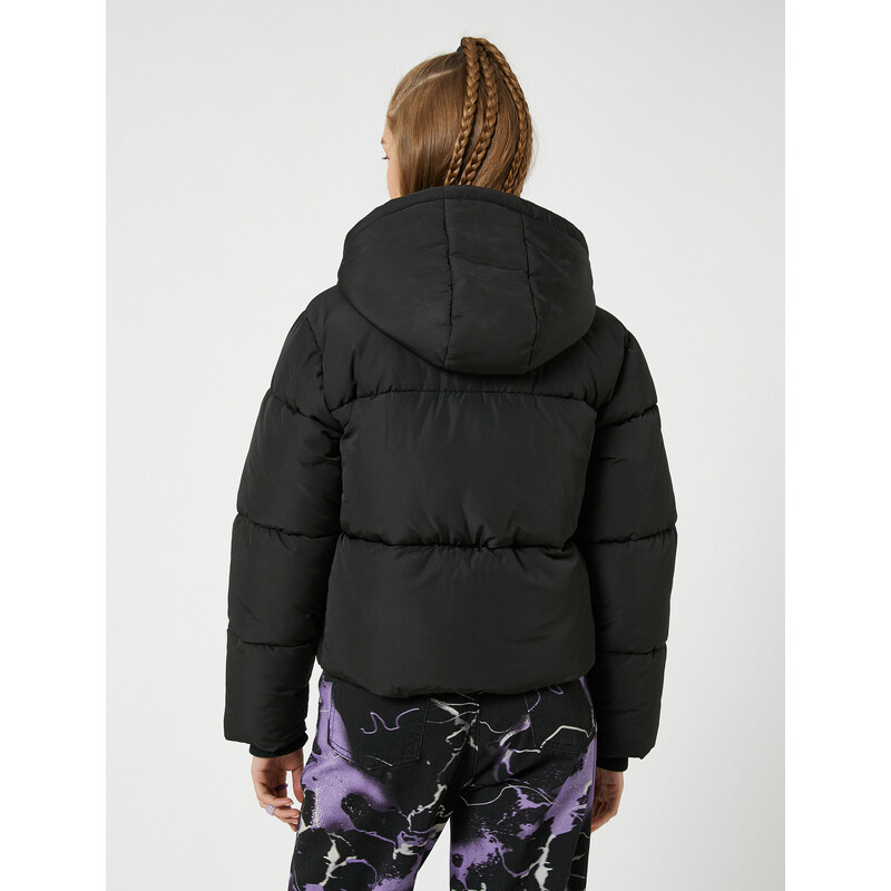 Koton krátký nadýchaný kabát s kapucí a kapsa na zip.