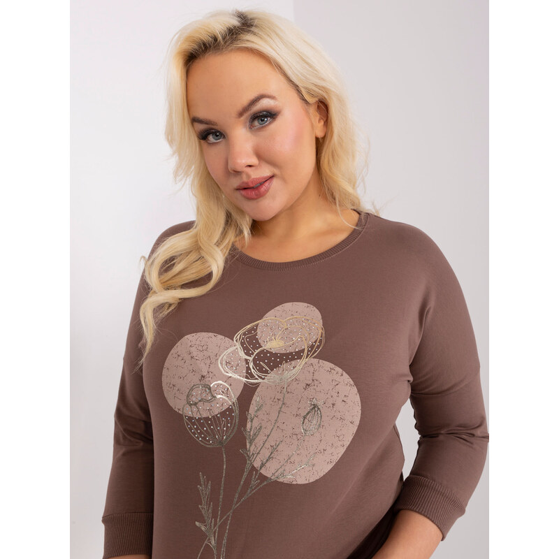 Fashionhunters Hnědá dámská halenka plus size s 3/4 rukávem