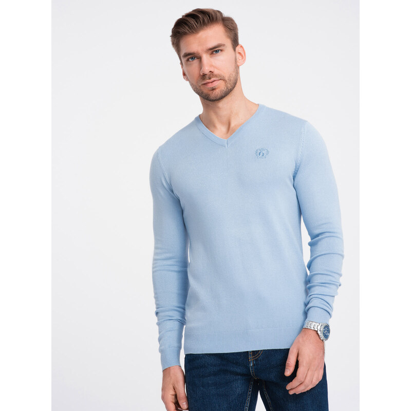 Ombre Clothing Elegantní pánský svetr s výstřihem - světle modrý V10 OM-SWBS-0107