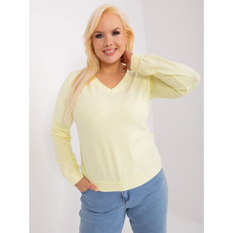 Fashionhunters Světle žlutá halenka plus size s nášivkou