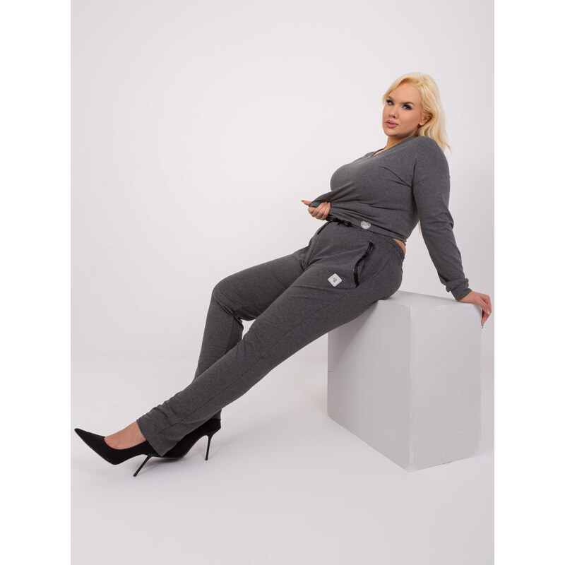 Fashionhunters Tmavě šedé melanžové kalhoty větší velikosti s ozdobnou páskou
