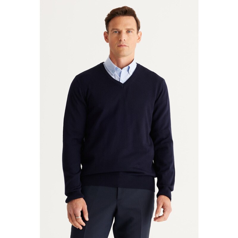 ALTINYILDIZ CLASSICS Men's Navy Blue Standard Fit Normal Cut V-Neck Knitwear Sweater.