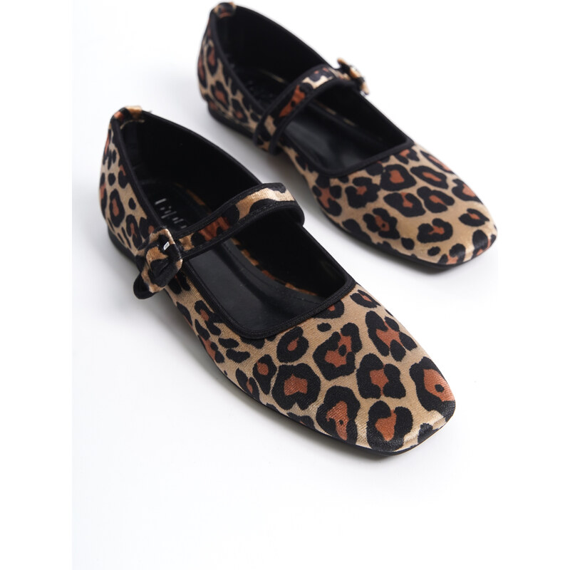 Capone Outfitters Women's Buckle Detailed Leopard Velvet Ballerinas