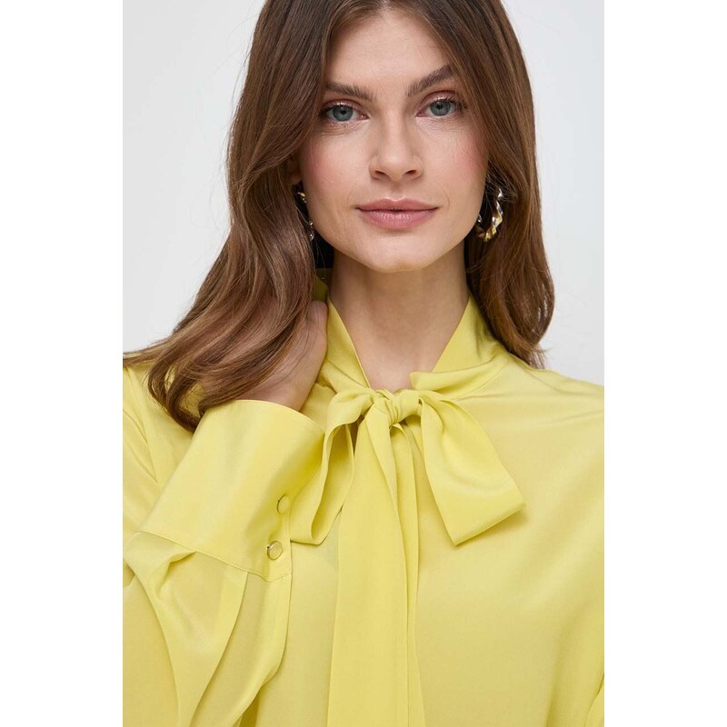 Hedvábná košile BOSS žlutá barva, regular, s vázaným výstřihem