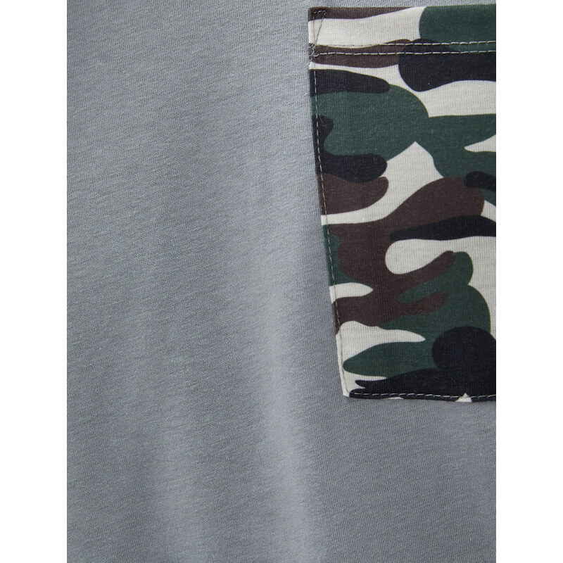 Tričko s potiskem Koton Camouflage s kapsami, kulatý výstřih u krku s detailem záhybu bavlna.
