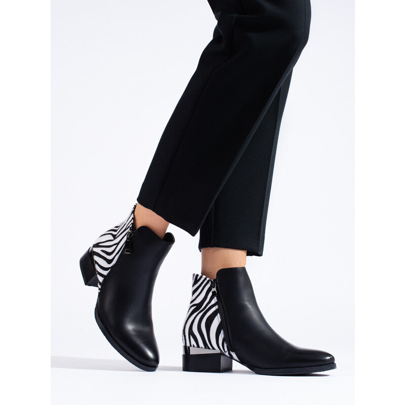 Stylové černé kotníčkové boty dámské na plochém podpatku