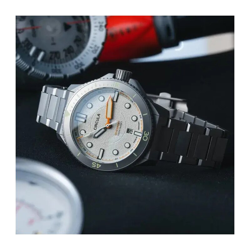 Circula Watches Stříbrné pánské hodinky Circula s ocelovým páskem DiveSport Titan - Grey / Black DLC Titanium 42MM Automatic