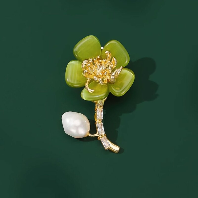 Éternelle Unikátní květinová brož Sonia zdobená sladkovodní perlou