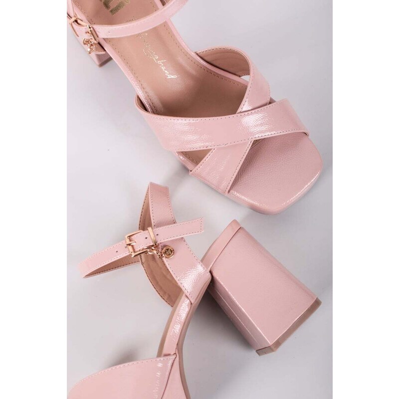XTI Světle růžové sandály na hrubém podpatku 142356