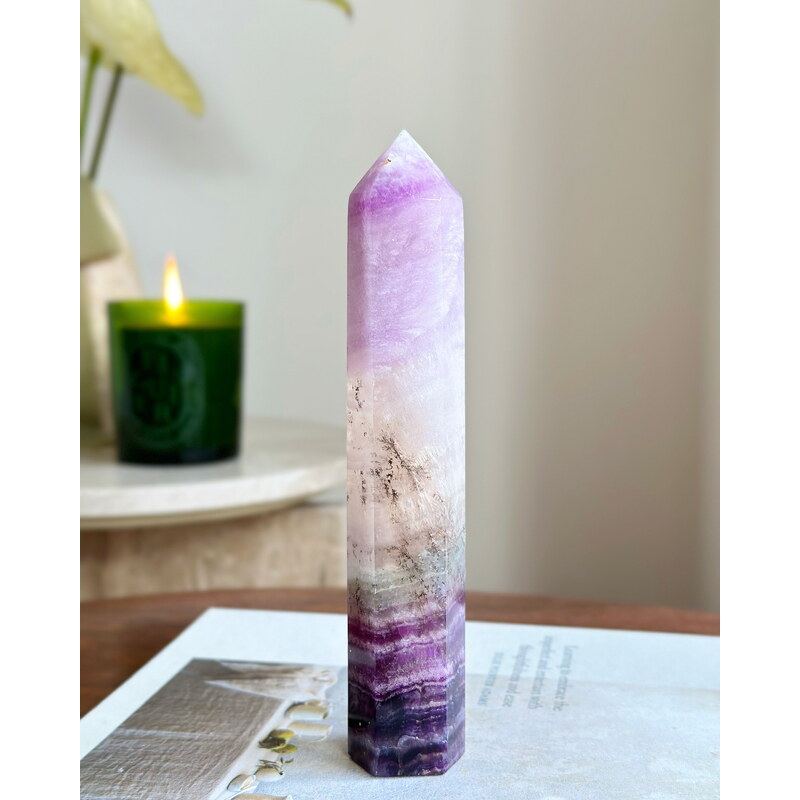 Gaia Crystal Fluoritový obelisk s dendritem 394g