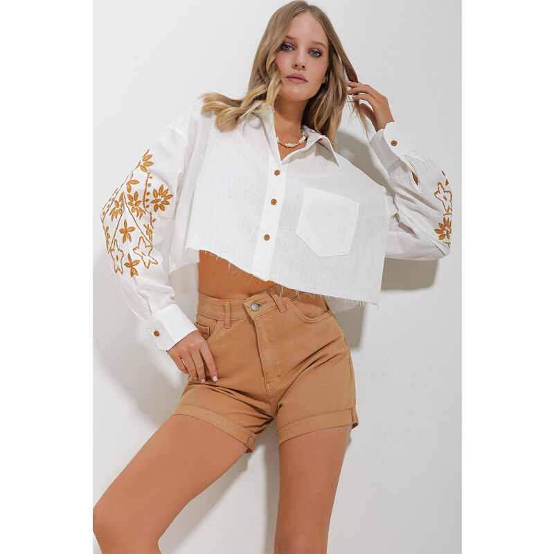 Trend Alaçatı Stili Women's White Embroidered Sleeves Single Pocket Crop Shirt